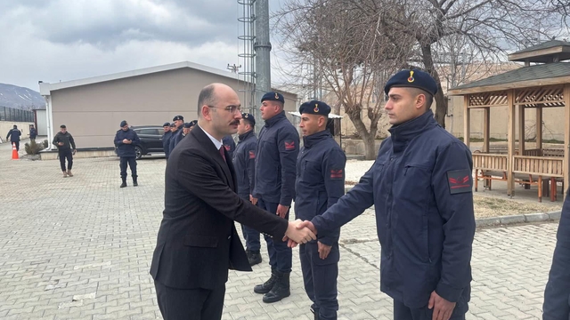 Doğanşehir Kaymakamı Sungur, görev başındaki polis ve jandarmayı ziyaret etti