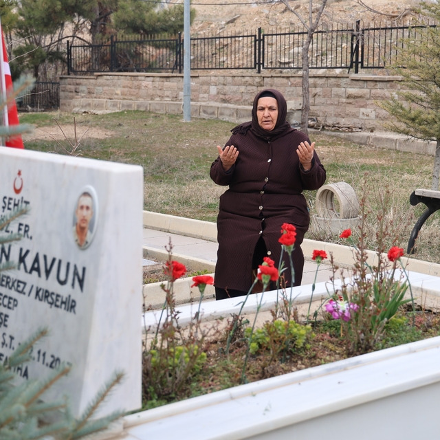 Kırşehir'de şehitlikte duygusal anlar yaşandı
Şehit annesi Ayşe Kavun:
"Bay...