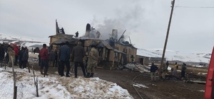 Başkale'de ev yangını