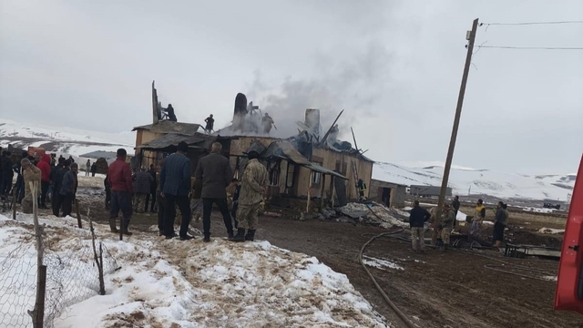 Başkale'de ev yangını