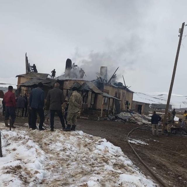 Başkale'de ev yangını