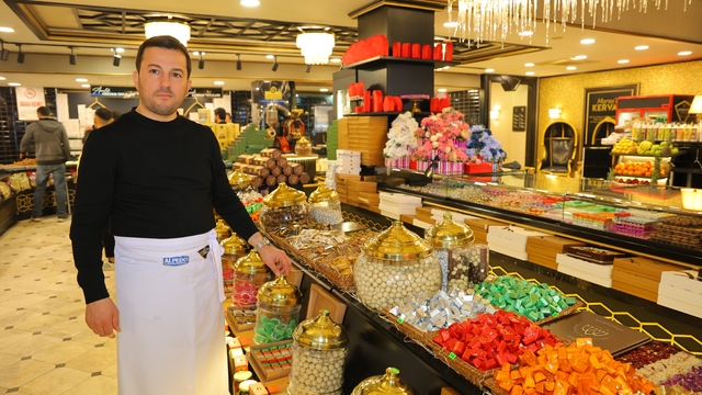 Kahramanmaraş'ta tezgahlar şeker ve çikolatalarla süslendi