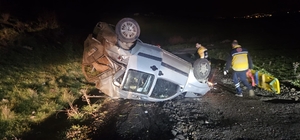 Balıkesir'de hafif ticari aracın şarampole devrildiği kazada 2 kişi yaralandı