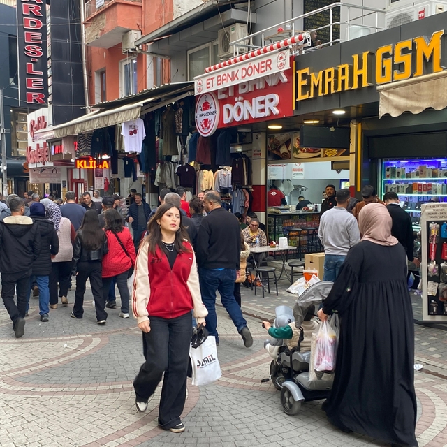 Çarşı ve sokaklarda bayram yoğunluğu