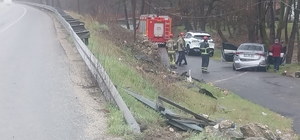 Bariyerleri aşan otomobil alt yola düştü; 1’i bebek 4 yaralı