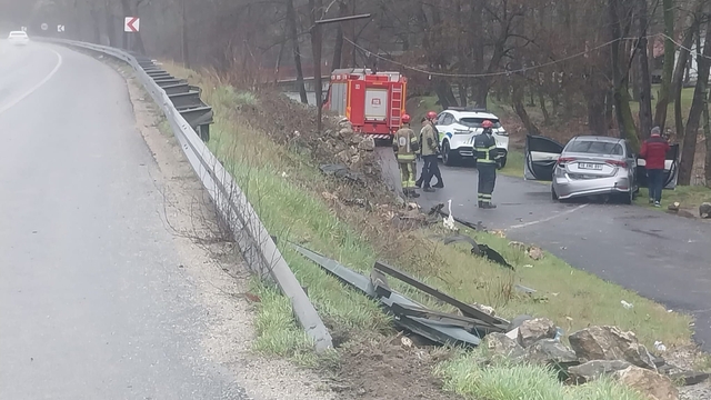 Bariyerleri aşan otomobil alt yola düştü; 1'i bebek 4 yaralı