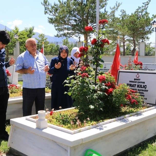 Şehitlikte arife günü hüzünlü buluşma