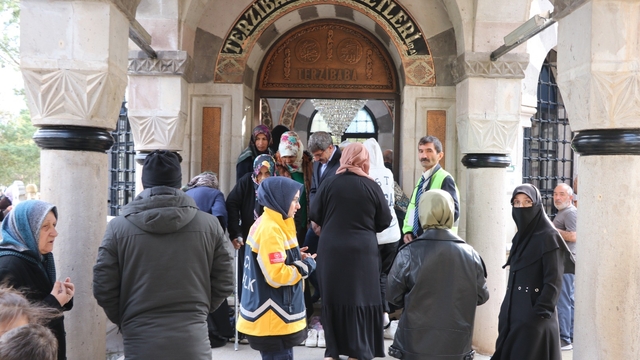 Terzibaba Mezarlığı'nda arife günü yoğunluğu