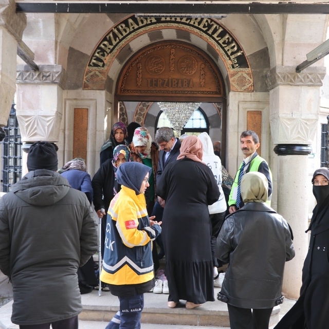 Terzibaba Mezarlığı'nda arife günü yoğunluğu