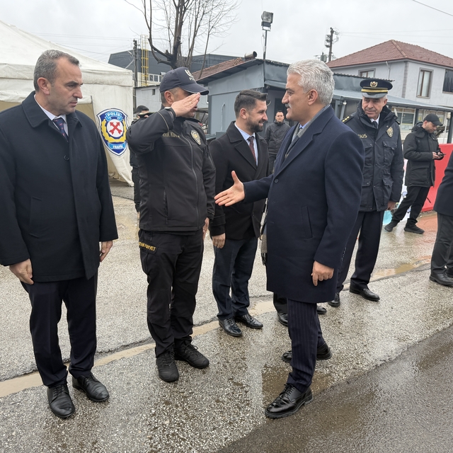 Düzce Valisi Makas, Bolu Dağı geçişinde bayram trafiği denetimlerine katıld...
