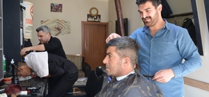 Tercan’da berberlerde bayram yoğunluğu