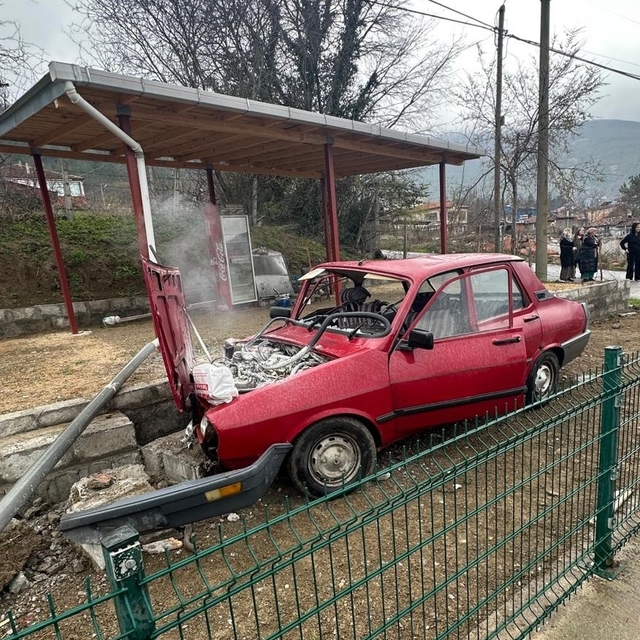Samsun'da tel çite çarpıp tarlaya giren otomobildeki 3 kişi yaralandı