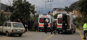 Mersin'de elektrik direğine çarpan otomobildeki 2 kişi yaralandı