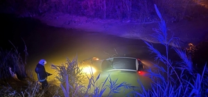 Seyir halindeki otomobil dereye uçtu, sürücü yaralandı