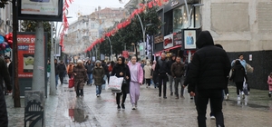 Soğuk hava ve yağmur bayram alışverişine engel olamadı Arife günü yağmur altında bayram alışverişleri son hızıyla devam etti