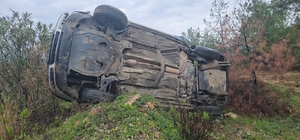 Adana'da devrilen otomobildeki 2 kişi yaralandı