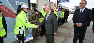 Vali Hatipoğlu, uygulama noktalarında güvenlik güçleri ve vatandaşlarla bayramlaştı