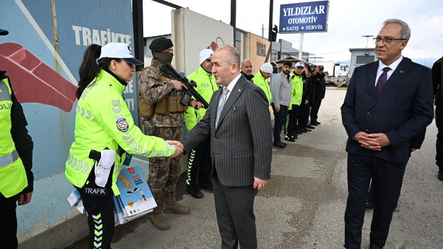 Vali Hatipoğlu, uygulama noktalarında güvenlik güçleri  ve vatandaşlarla bayramlaştı