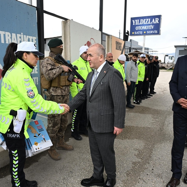 Vali Hatipoğlu, uygulama noktalarında güvenlik güçleri  ve vatandaşlarla ba...