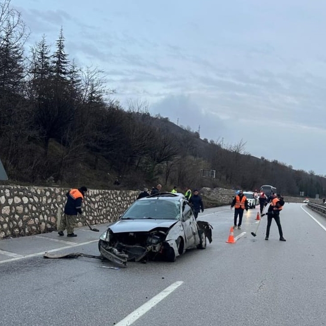 Amasya'da refüje çarpan otomobildeki 4 kişi yaralandı