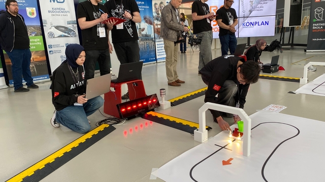 Bursalı öğrenciler Çekya'daki robot yarışmasında derece aldı