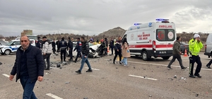 Nevşehir'de 3 aracın karıştığı kazada baba-oğul öldü; 7 yaralı