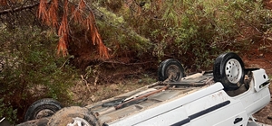 Adana'da şarampole yuvarlanan otomobildeki 4 kişi yaralandı