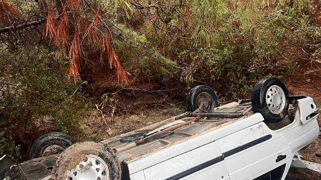 Adana'da şarampole yuvarlanan otomobildeki 4 kişi yaralandı