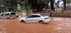 Hatay'da sağanak etkili oldu: Yollar göle döndü, otelin oto parkını su bastı
