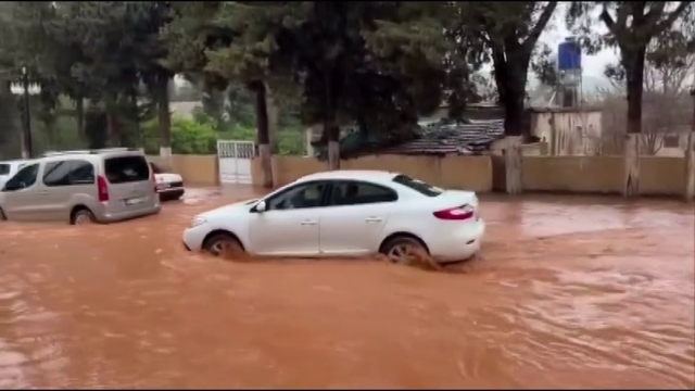 Hatay'da sağanak etkili oldu: Yollar göle döndü, otelin oto parkını su bastı
