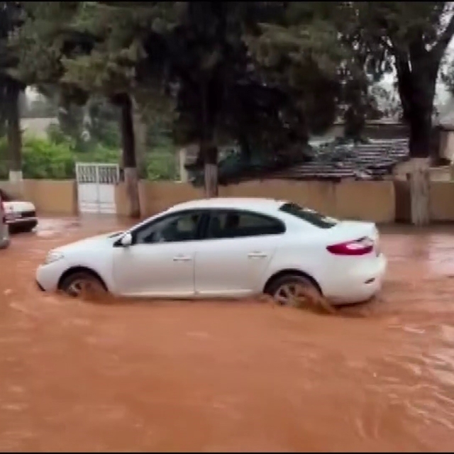 Hatay'da sağanak etkili oldu: Yollar göle döndü, otelin oto parkını su bast...