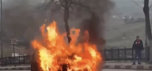 Motor kısmından tutuşan otomobil alev alev yandı