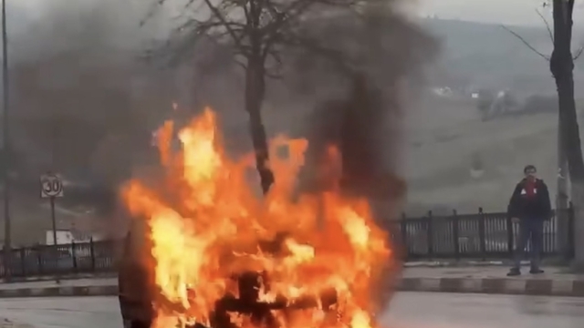 Motor kısmından tutuşan otomobil alev alev yandı