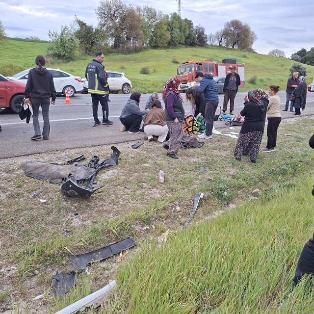 Bayram yolunda feci kaza: Otomobiller kafa kafaya çarpıştı, 7 kişi yaraland...