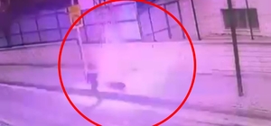 Elektrik direğinden kopan kabloya temas edince akıma kapıldı; olay anı kamerada