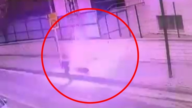 Elektrik direğinden kopan kabloya temas edince akıma kapıldı; olay anı kamerada