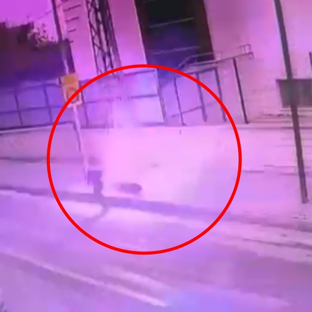 Elektrik direğinden kopan kabloya temas edince akıma kapıldı; olay anı kame...