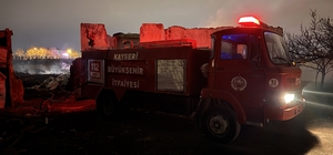 Kayseri'de boş arazideki hurdalar yandı