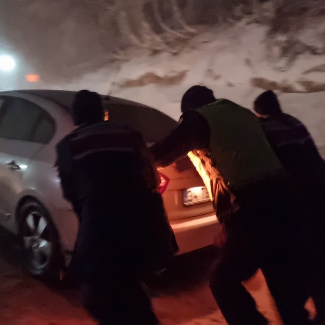 Domaniç Dağ Yolu'nda kar ve tipi etkili oldu