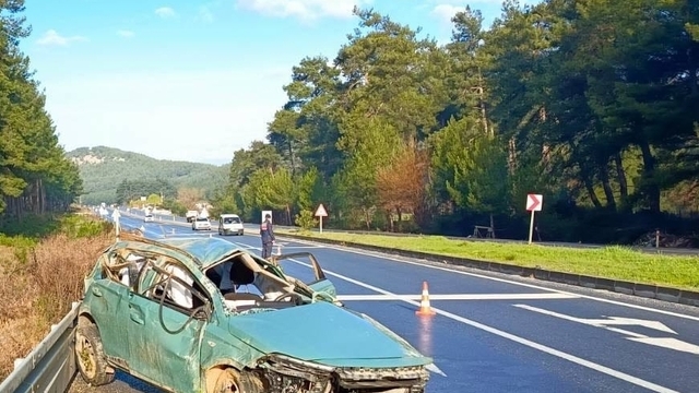 Muğla'da bariyere çarpan otomobildeki 1 kişi öldü, 1 kişi yaralandı