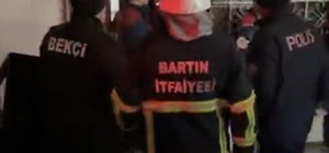 Bartın'da apartman yangınında 2 kişi dumandan etkilendi