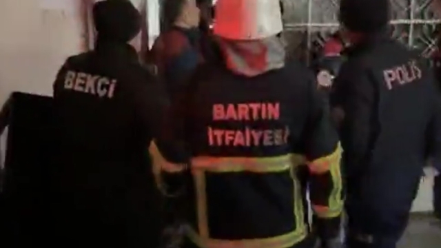 Bartın'da apartman yangınında 2 kişi dumandan etkilendi