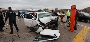 Nevşehir'de zincirleme kaza: Ölü sayısı 3'e yükseldi, 6 yaralı
Kazada baba...