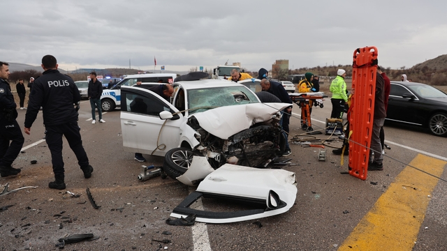 Nevşehir'de zincirleme kaza: Ölü sayısı 3'e yükseldi, 6 yaralı
Kazada baba ve 2 oğlu hayatını kaybetti, anne yoğun bakımda