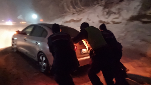 Domaniç Dağ Yolu'nda kar ve tipi etkili oldu