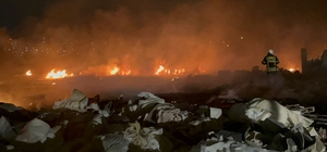 Evin bahçesindeki sünger ve paletler alev alev yandı