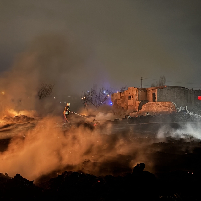 Boş arazide çıkan yangın müstakil eve sıçramadan söndürüldü
