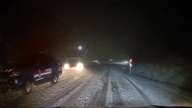 Kar yağışı İnegöl- Domaniç kara yolunda ulaşımı olumsuz etkiledi