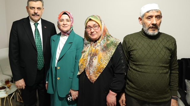 Bakan Çiftçi'den umre hayalini gerçekleştirdiği özel gereksinimli kadına ziyaret