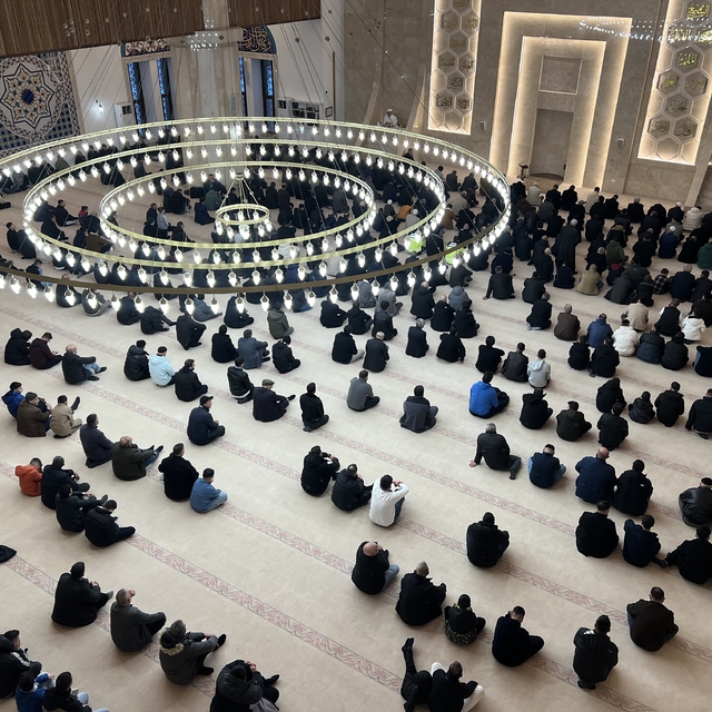 Kars'ta bayram namazında camiler doldu, taştı